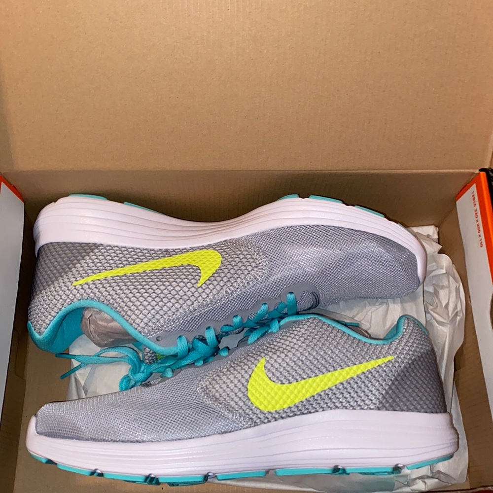 Brand New wmns Nike revolutions 3